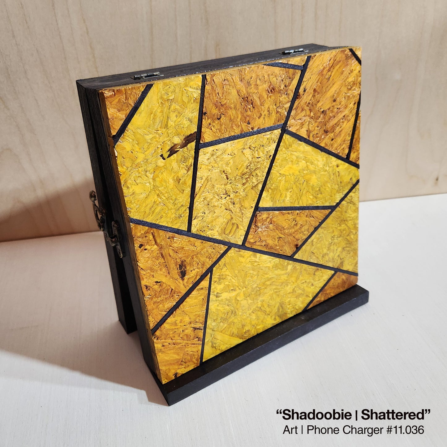 Art / Wireless Phone Charging Station - Shadoobie / Shattered