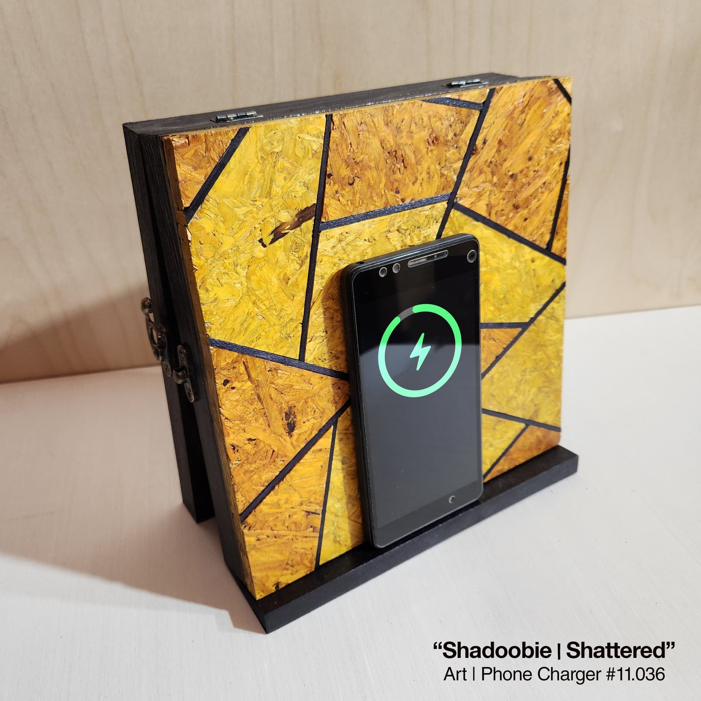 Art / Wireless Phone Charging Station - Shadoobie / Shattered