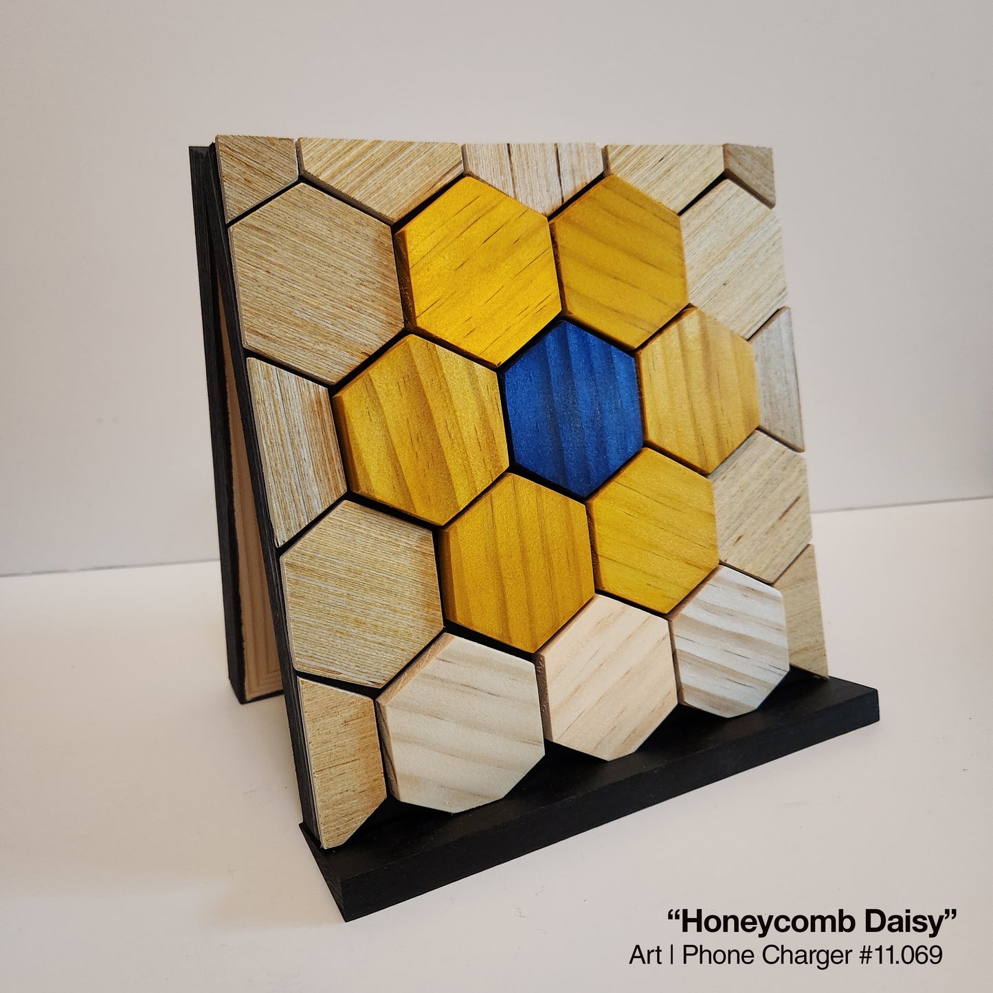 Art / Wireless Phone Charging Station - "Honeycomb Daisy"